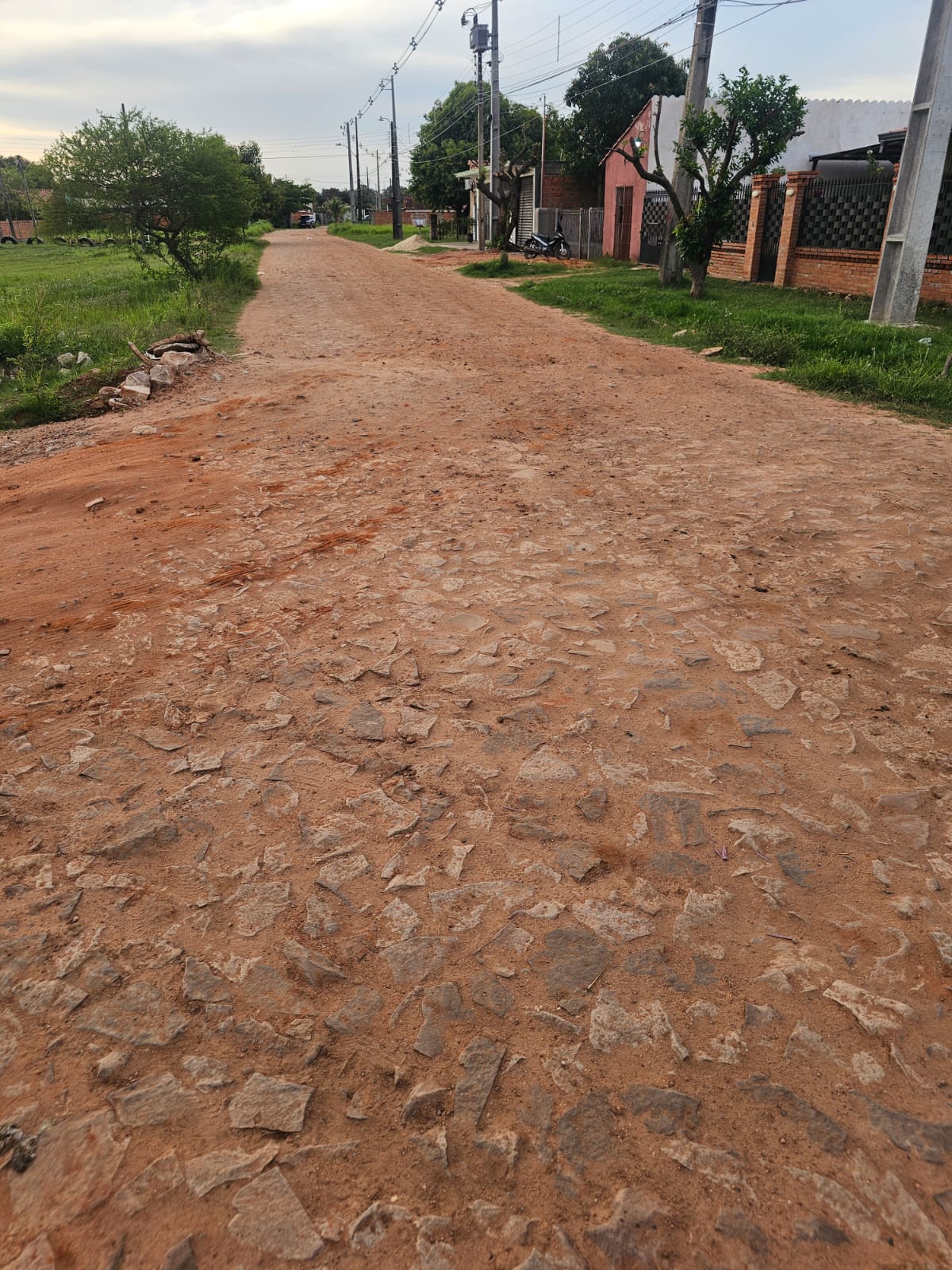 Calle empedrada del entorno con viviendas a los costados