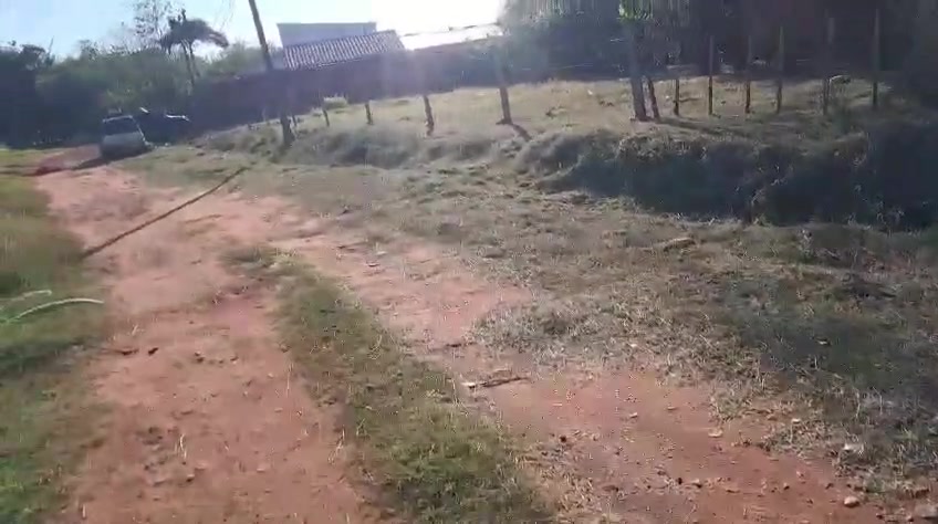Fotograma del video mostrando la esquina, el suelo y el cercado del entorno